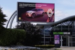 Больший запас хода, а цена ниже: Renault использовала сравнение Scenic E-Tech с Tesla Model Y в новой рекламной кампании 