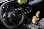 Новый электромобиль Renault 5 получил держатель для багетов и еще 103 аксессуара